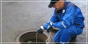 Asentaja öljynerotuskaivon luona