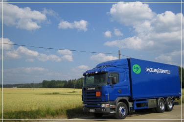 OJP Mäentie — sininen Scania-kuorma-auto suomalaisessa maisemassa